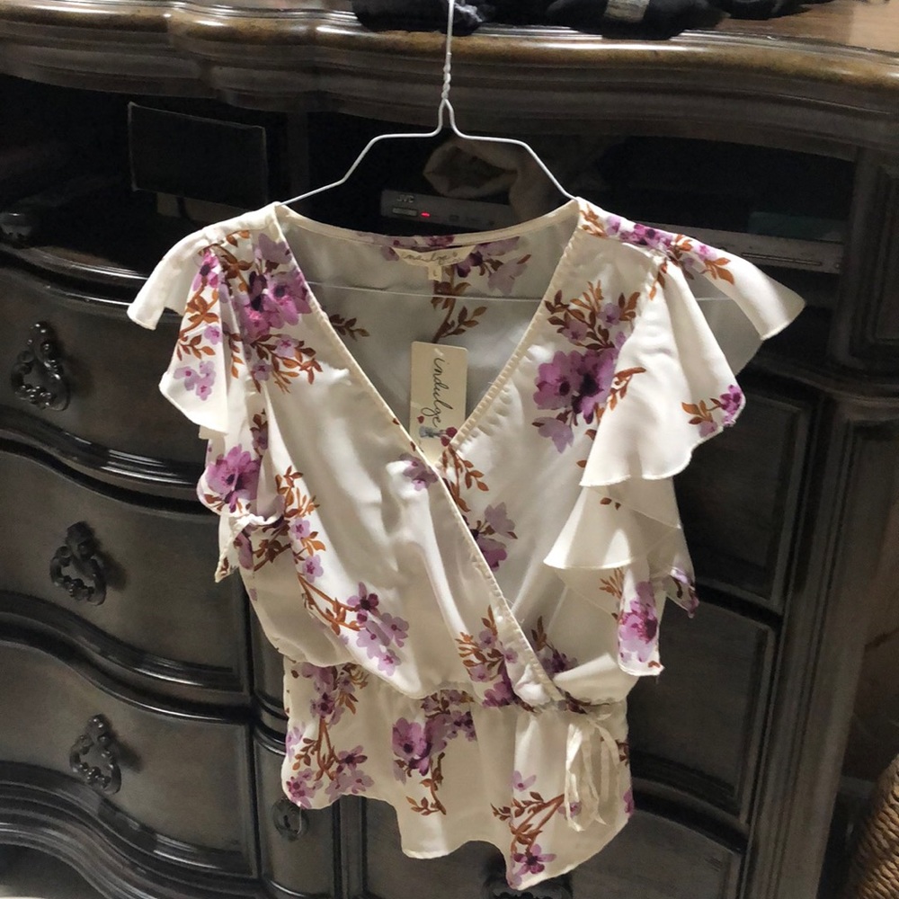 Beautiful sexy ruffle top, L NWT perfect top.